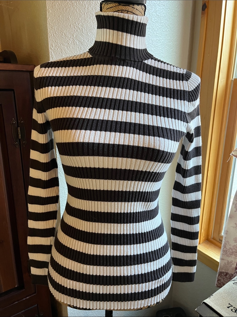 GAP Women’s brown & cream vertical stripe stretchy soft turtleneck sweater. Med
